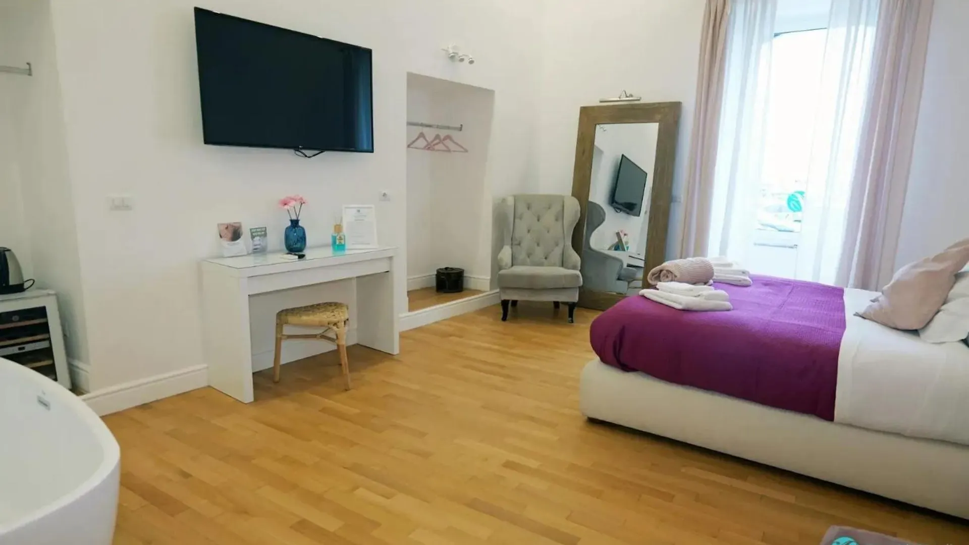 Spacious Apartment In Napoli With Sea And City Views