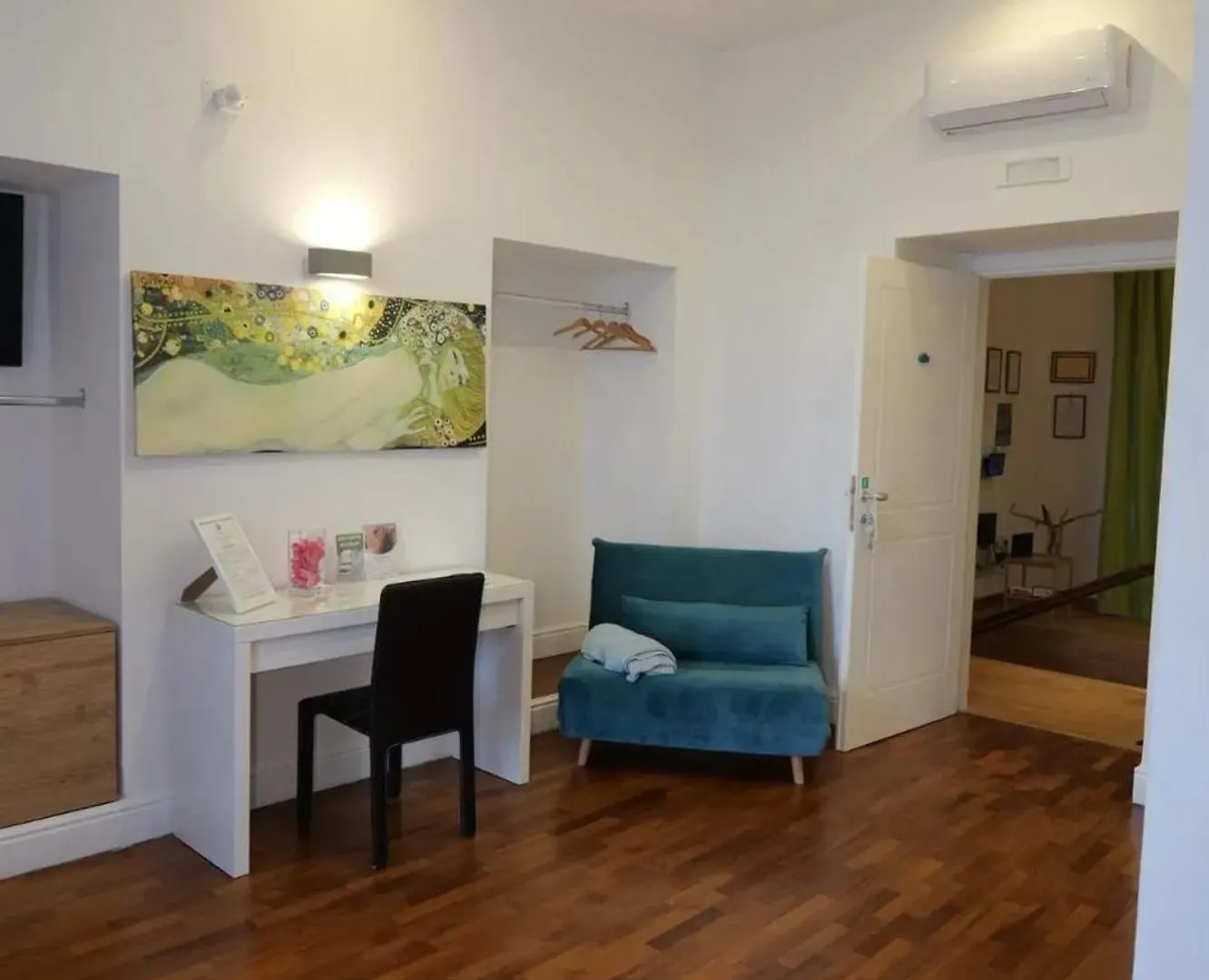 Spacious Apartment In Napoli With Sea And City Views 0*, Naples