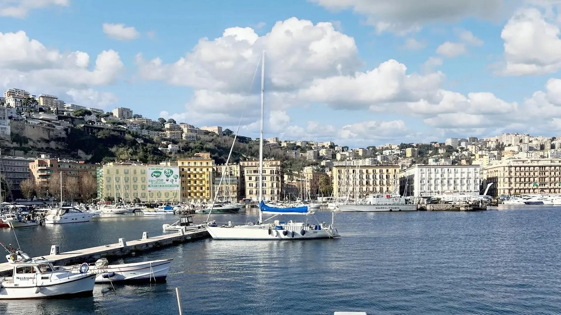 Spacious Apartment In Napoli With Sea And City Views Italia