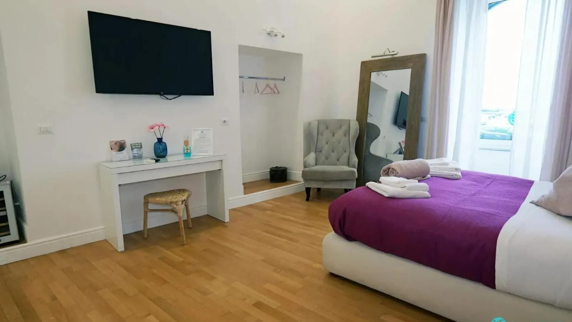 Spacious Apartment In Napoli With Sea And City Views 0*,  Italia